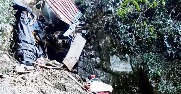 అరుణాచల్లో లోయలో పడిన ట్రక్కు