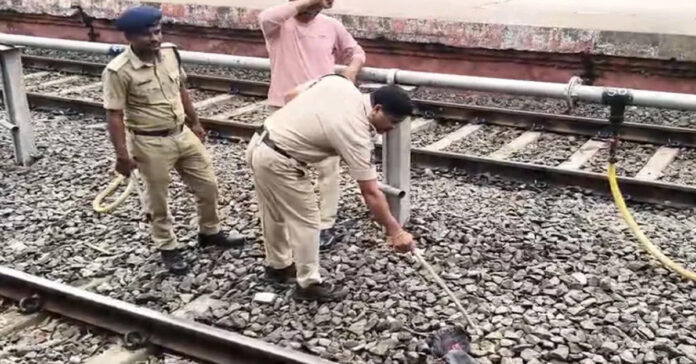 రైల్వే స్టేషన్లో బాంబు పేలుళ్లు కలకలం