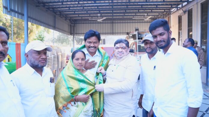 ఏకగ్రీవ గ్రామ సర్పంచ్ ఉపసర్పంచ్ ను సన్మానించిన మంత్రి