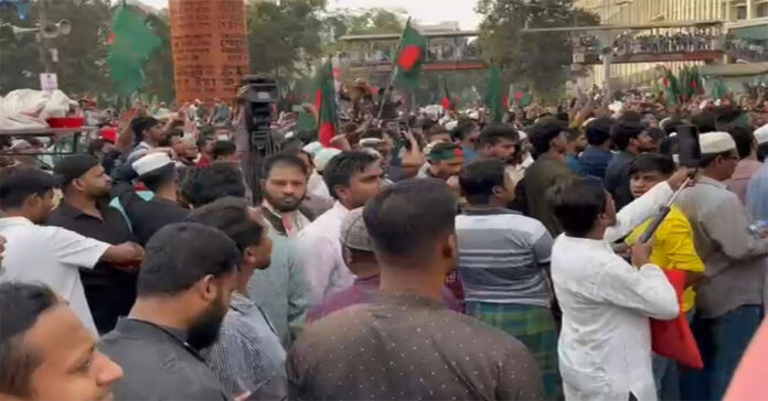 ఢాకాలో మిన్నంటిన నిరసనలు