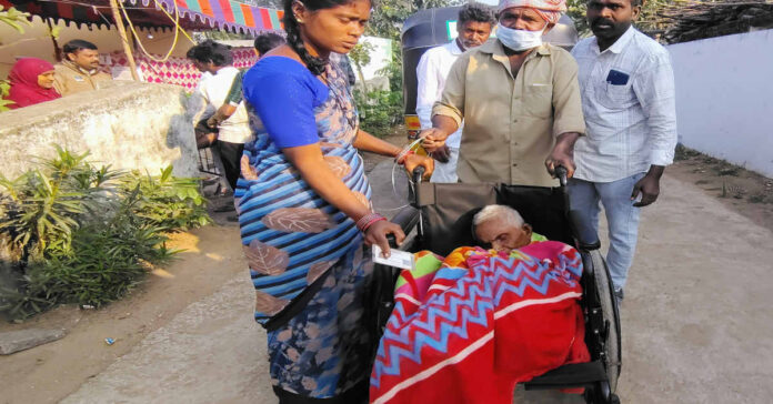 వీల్చైర్పై వచ్చి ఓటు వేసి ఆదర్శంగా నిలిచిన వృద్ధురాలు