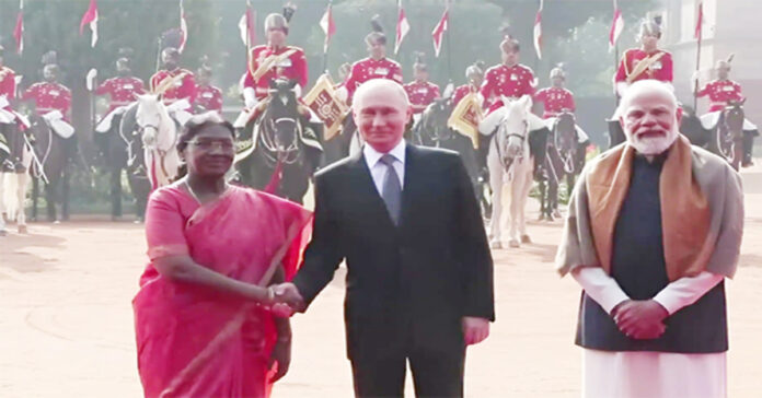 రాష్ట్రపతి భవన్లో పుతిన్కు ఘన స్వాగతం