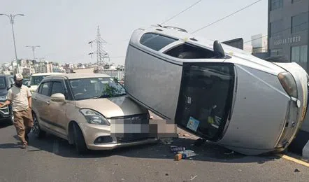 పీవీ ఎక్స్ప్రెస్వేపై ఢీకొన్న కార్లు..భారీగా ట్రాఫిక్ జామ్