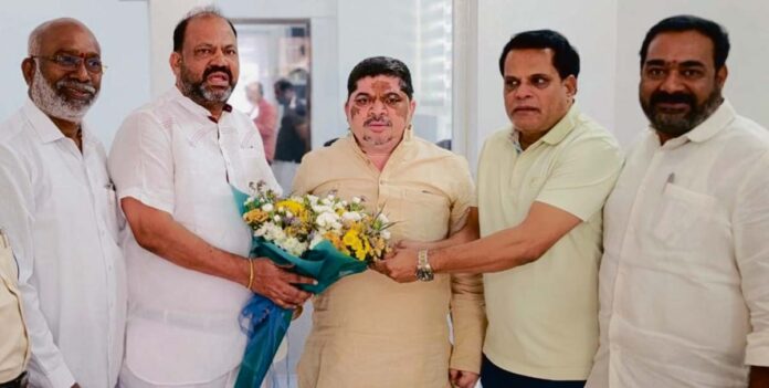 మంత్రి పొన్నం ప్రభాకర్ను కలిసిన టీఎన్జీఓ నేతలు