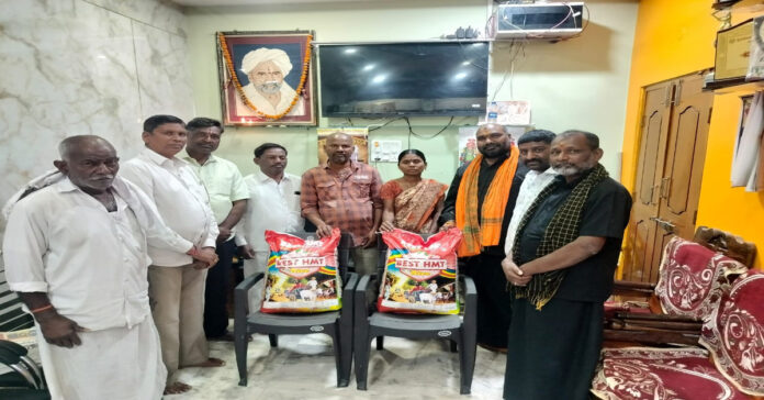 మృతుడి కుటుంబానికి బియ్యం వితరణ