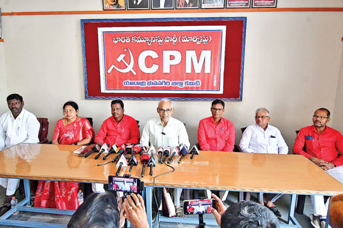 ట్రంప్ ముందు మోకరిల్లిన మోడీ