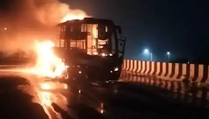 దగ్ధమైన ప్రయివేటు ట్రావెల్స్ బస్సు..తప్పిన ప్రాణాపాయం