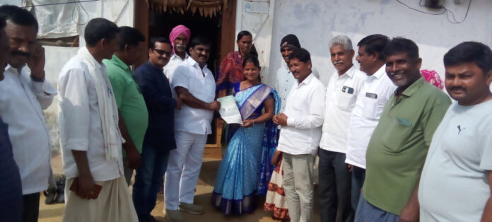 సీఎం రిలీఫ్ ఫండ్ చెక్ అందజేత