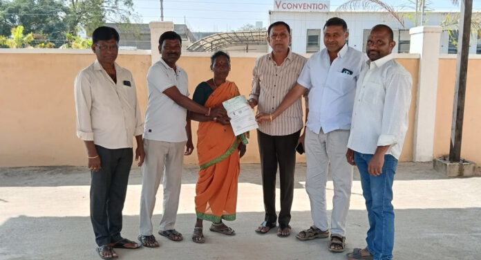 సీఎంఆర్ఎఫ్ చెక్కు అందజేత