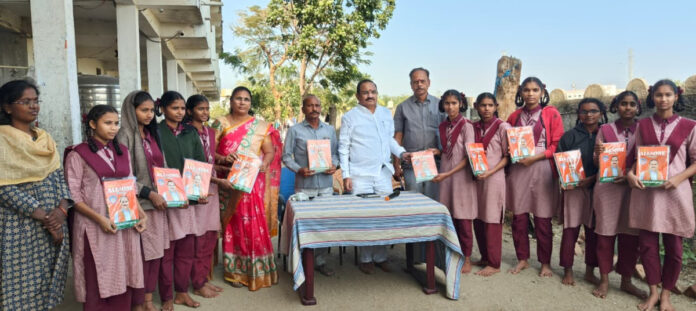 విద్యార్థులకు స్టడీ మెటీరియల్ పంపిణీ