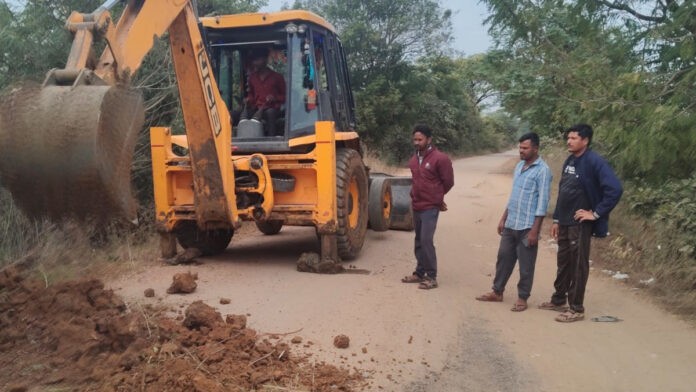 రోడ్డుపై గుంతలు పూడ్చివేత.!