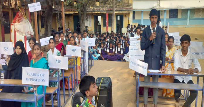 రెంజల్ జిల్లా పరిషత్ పాఠశాలలో మాక్ పార్లమెంట్