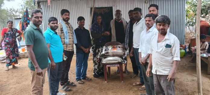 బాధిత కుటుంబానికి బియ్యం, ఆర్థిక సహాయం అందజేత