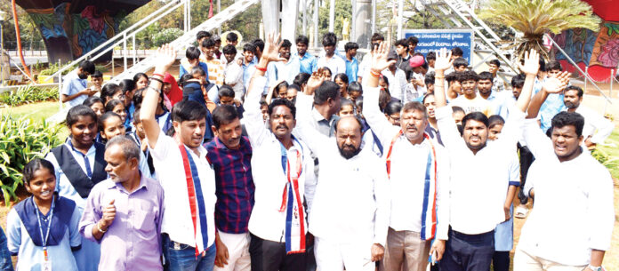 స్కాలర్షిప్ బకాయిలు విడుదల చేయాలి