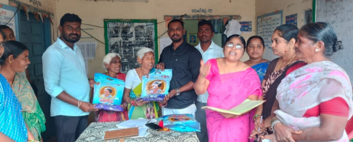 ఇందిరమ్మ చీరలు పంపిణీ