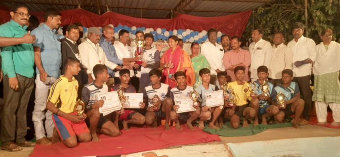 ఆత్మకూరులో కబడ్డీ విజేతగా కొలనుపాక టీం