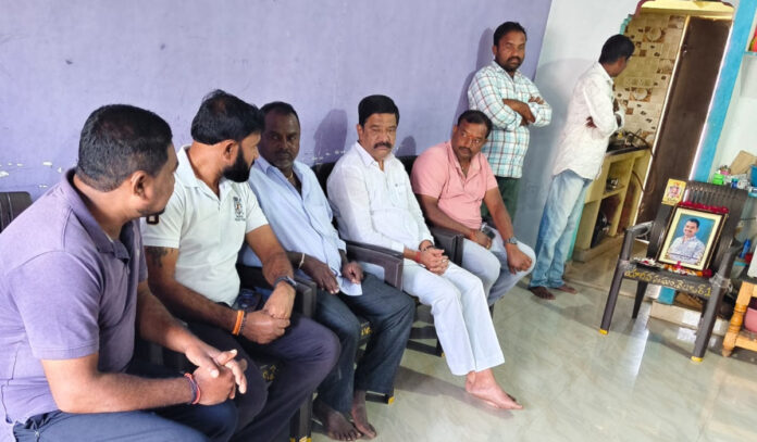 గల్ఫ్ మృతుడి కుటుంబానికి ఎమ్మెల్యే ప్రశాంత్ రెడ్డి పరామర్శ