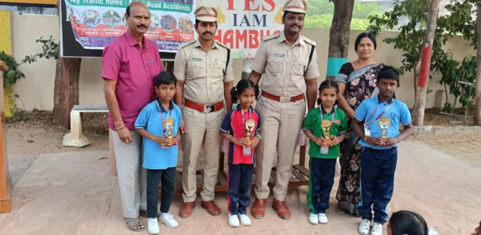 మైనర్లు వాహనాలు నడపవద్దు