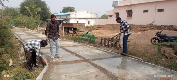 సీసీ రోడ్లను పర్యవేక్షించిన పంచాయతీ రాజ్ ఎఈ