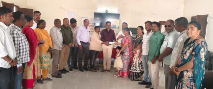 బాధిత కుటుంబానికి ఆర్థిక సాయం అందజేత