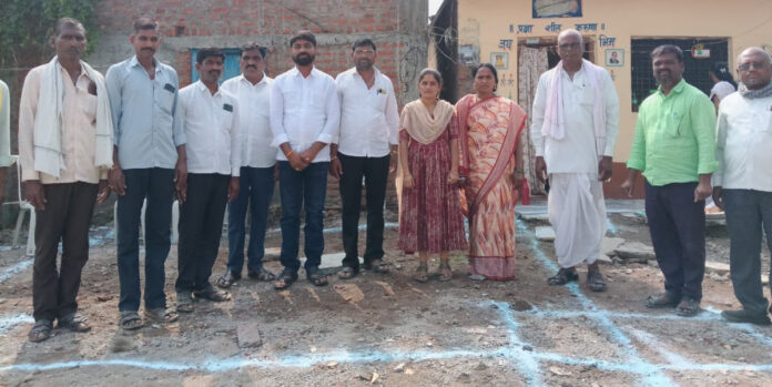 ఇందిరమ్మ ఇండ్ల నిర్మాణాలను ప్రారంభించిన సర్పంచ్