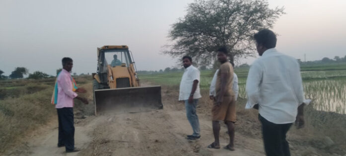 సిర్పూర్ రోడ్డుకు మరమ్మత్తులు చేపట్టిన సర్పంచ్