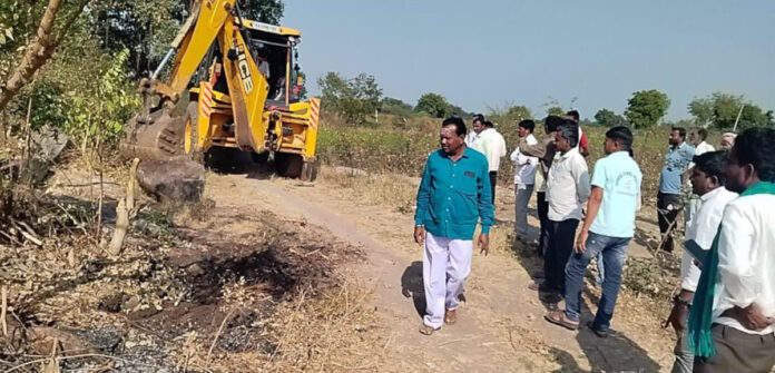 బస్వాపూర్ బసవన్న గుడికి దారి ఏర్పాటు చేసిన సర్పంచ్