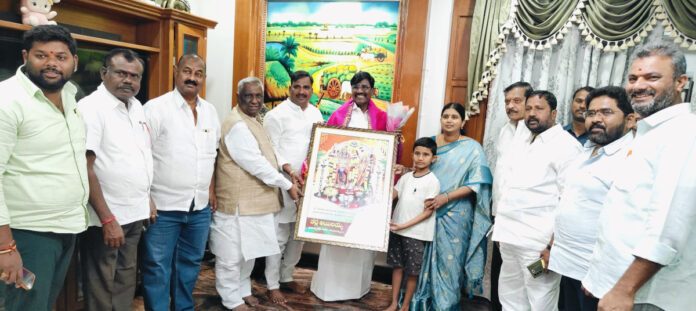 ఏఐసిసి జనరల్ సెక్రెటరీ విశ్వనాథన్ ప్రత్యేక పూజలు