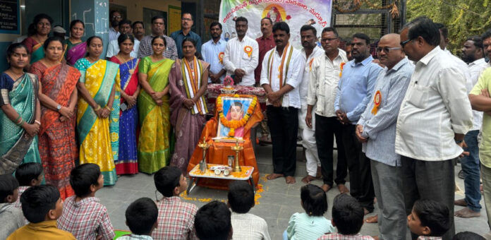 విద్యార్థులు సావిత్రిబాయిని ఆదర్శంగా తీసుకోవాలి: సర్పంచ్ సంతోష్ మేస్త్రీ