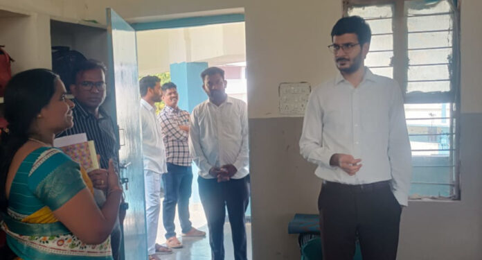 Sub-Collector makes surprise inspection of school