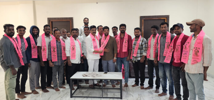 బీఆర్ఎస్ పార్టీలో చేరిన ఉపసర్పంచ్