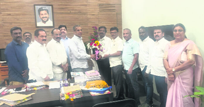 ఉద్యోగుల న్యాయమైన సమస్యలను పరిష్కరిస్తా