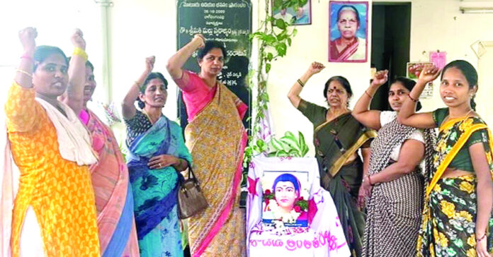 మహిళా అభ్యున్నతికి దారి చూపిన మార్గదర్శి సావిత్రిబాయి ఫూలే