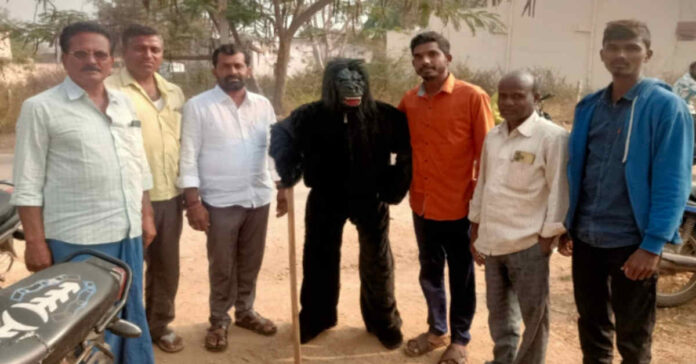 ఎలుగుబంటి వేషం… కోతులకు భయం