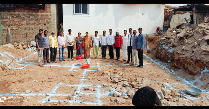 దన్నూరులో ఇందిరమ్మ ఇల్లు నిర్మాణం ప్రారంభించిన సర్పంచ్