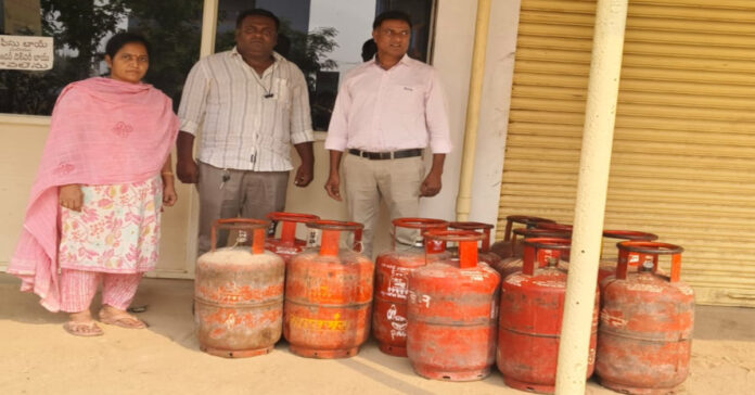 హోటల్స్, రెస్టారెంట్స్, టీ స్టాల్ లలో డొమెస్టిక్ సిలిండర్లు వాడొద్దు