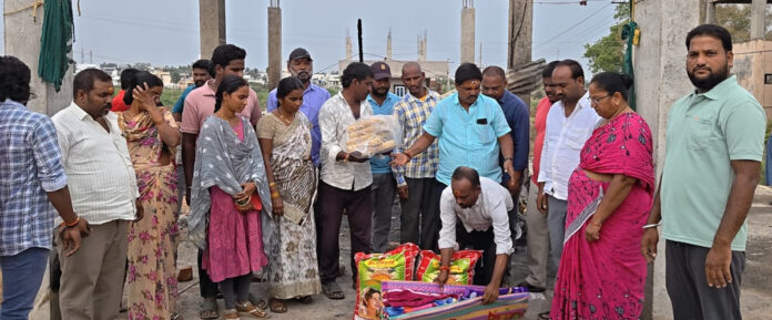 అగ్నిప్రమాద బాధిత కుటుంబానికి కౌన్సిలర్ సాయం