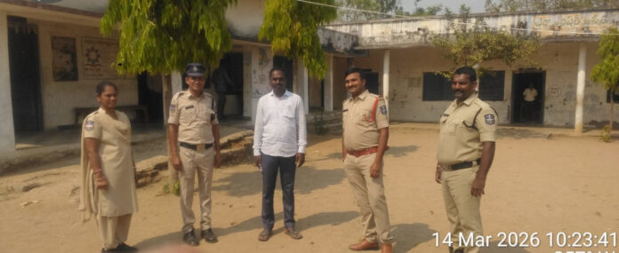 పది పరీక్ష కేంద్రం వద్ద పోలీస్ బందోబస్తు