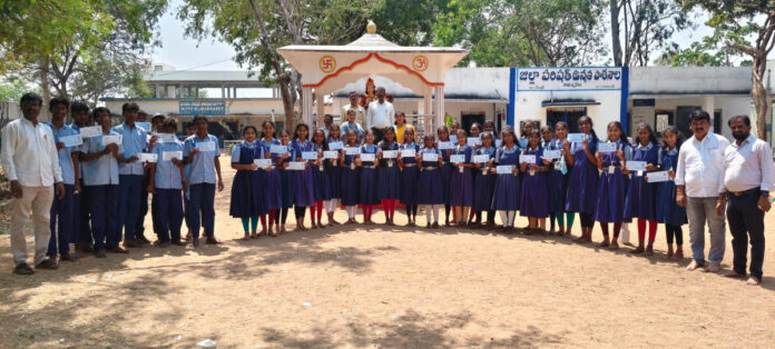 పదవ తరగతి విద్యార్థులకు హాల్ టికెట్లు అందజేత