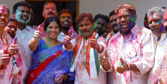 హోలీ సంబరాల్లో ఎమ్మెల్యే కుంభం