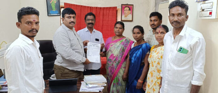 వేదాంతపురం విద్యుత్ సమస్యలపై సర్పంచ్ వెంకటమ్మ వినతి