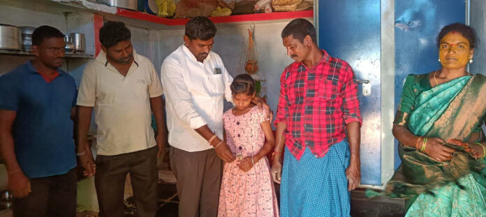 చిన్నారిని ఆశీర్వదించిన సర్పంచ్ శ్రీనివాస్