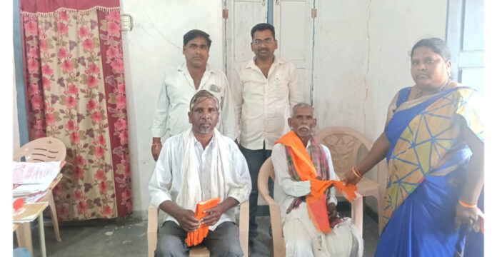 పడంపల్లిలో జీపి కార్మికులను సన్మానించిన సర్పంచ్