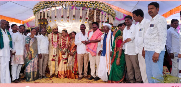 నూతన వధూవరులను ఆశీర్వదించిన మాజీ ఎమ్మెల్యే