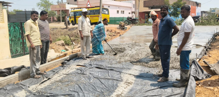 మద్నూర్ జీపీలో సీసీరోడ్ల నిర్మాణాలు ప్రారంభం