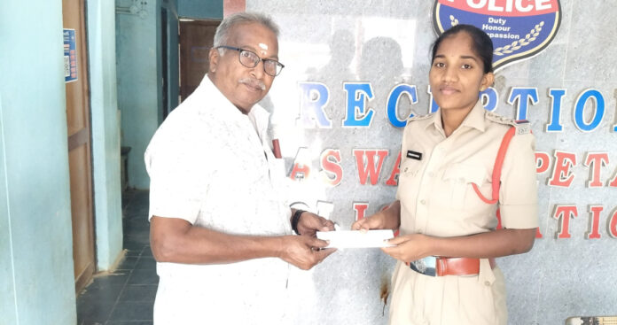 సీఐఈఆర్ ద్వారా బాధితుడికి చరవాణి అందజేత