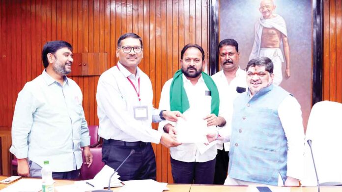 ఆర్టీసీపై మూడో రోజూ కొనసాగిన పొన్నం ముఖాముఖి