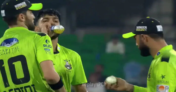 బాల్ టాంపరింగ్ ఆరోపణల్లో పాక్ ప్లేయర్లు