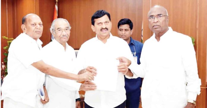 భూదాన భూములను పేదలకు పంపిణీ చేయండి