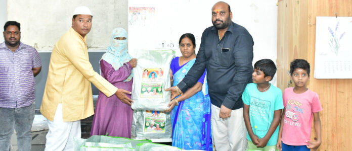 రంజాన్ తోఫా పంపిణీ..